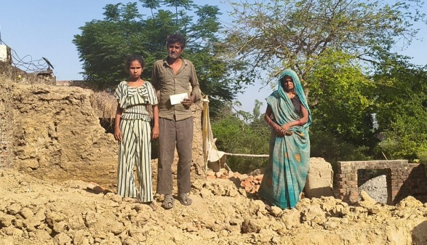 Hardoi: 11 वर्षीय लक्ष्मी की फरियाद रंग लाई, डीएम की पहल से शुरू हुआ पक्के घर का निर्माण।