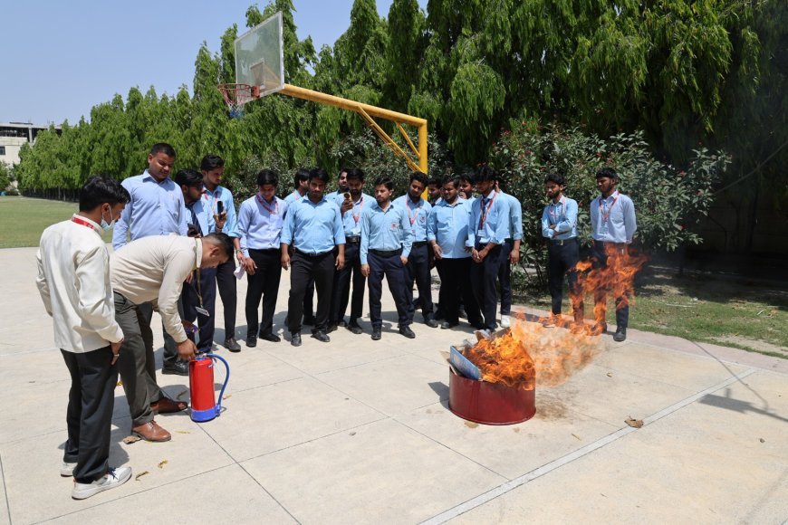 Hapur : सिम्स अस्पताल में आग से बचाव का अभ्यास, मॉक ड्रिल के जरिए परखी गईं सुरक्षा व्यवस्थाएं