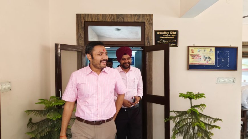 Sultanpur : नए जिलाधिकारी इंद्रजीत सिंह ने संभाली कमान, भ्रष्टाचार के खिलाफ सख्त कार्रवाई की दी चेतावनी