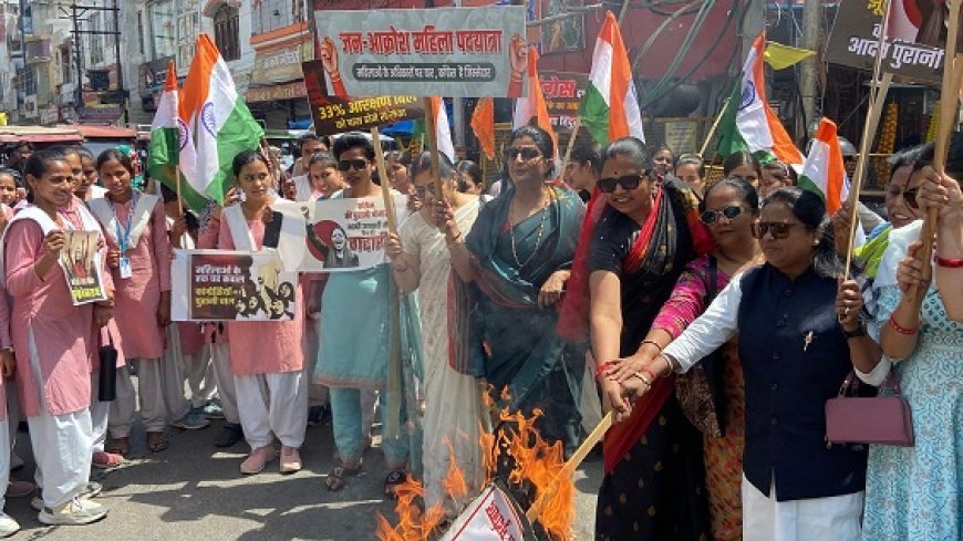 Hardoi: हरदोई में ‘नारी शक्ति’ का शंखनाद: विपक्ष के खिलाफ महिलाओं का विशाल मार्च, पुतला दहन। 