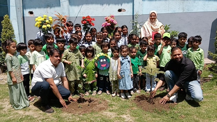 Saharanpur : ब्लू बर्ड स्कूल में पृथ्वी दिवस पर पौधारोपण, बच्चों ने पर्यावरण बचाने की शपथ ली