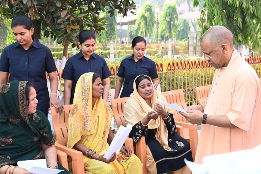 Gorakhpur: जनता दर्शन में मुख्यमंत्री ने सुनीं 200 लोगों की समस्याएं, अधिकारियों को दिए निस्तारण के निर्देश। 