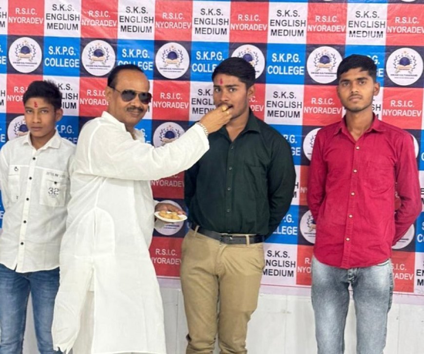 Hardoi: राजेंद्र सिंह इंटर कॉलेज न्योरादेव का शानदार रिजल्ट: हाईस्कूल में रानू, इंटर में निर्भय यादव टॉपर, 100% परिणाम।