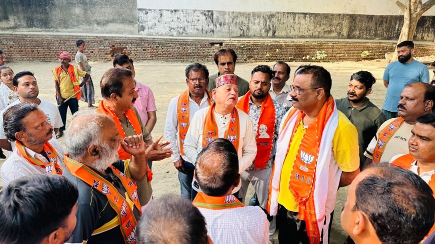 Varanasi : महापौर ने सड़क पर कचरा फेंक रही युवती को टोका, जनप्रतिनिधियों ने झाड़ू लगाकर दिया स्वच्छता का संदेश