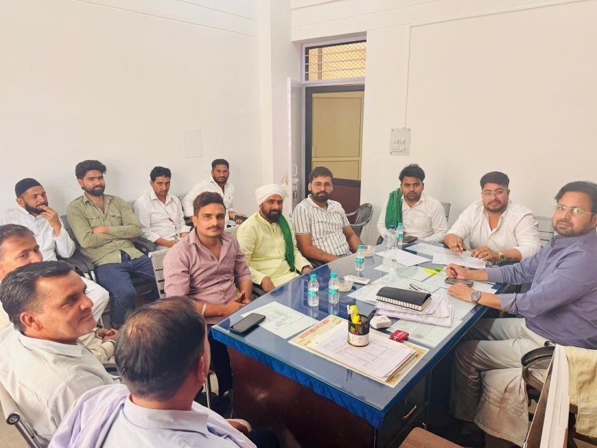 Hapur : खाद और कीटनाशक विक्रेताओं की मनमानी के खिलाफ किसानों का प्रदर्शन, जांच के आदेश