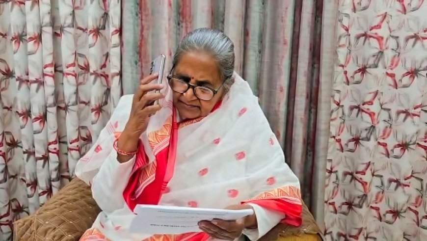 Lucknow: माध्यमिक शिक्षा मंत्री गुलाब देवी ने टॉपर्स को फोन से दी बधाई, कहा कि मेहनत और अनुशासन से ही मिलती है सफलता। 