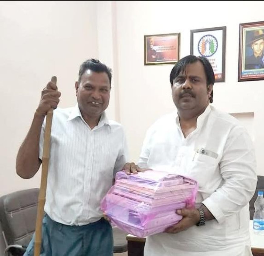 Sitapur : समाजसेवी सागर गुप्ता ने दिव्यांग की बेटी को किताबें भेंट कर शिक्षा के प्रति किया प्रोत्साहित