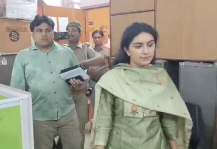 Sitapur : मुख्य विकास अधिकारी दीक्षा जोशी ने विकास भवन में किया औचक निरीक्षण, मची अफरा-तफरी