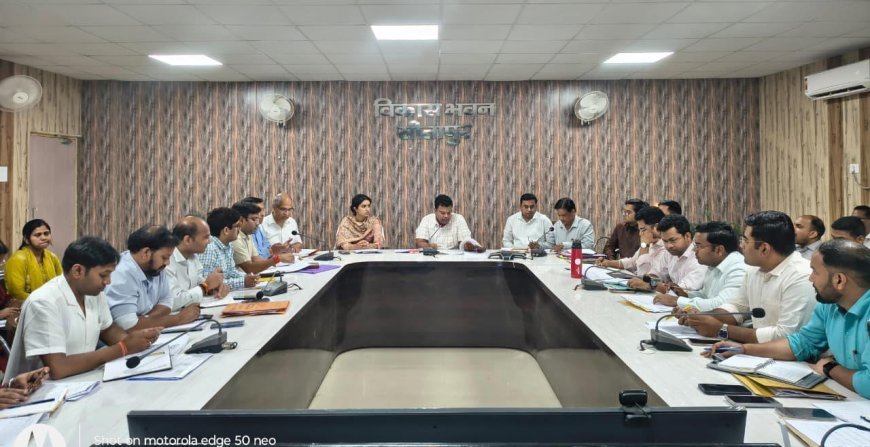 Sitapur : जिलाधिकारी राजागणपति आर. का सख्त रुख, विकास कार्यों में ढिलाई पर दी कार्रवाई की चेतावनी