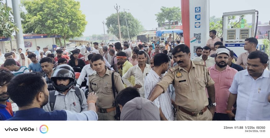 Lakhimpur- Kheri : धौरहरा में पेट्रोल पंपों पर उमड़ी भीड़, क्षेत्राधिकारी ने खुद मोर्चा संभालकर कराया तेल वितरण