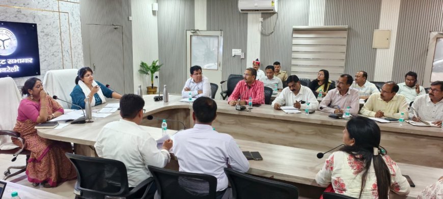 Raebareli : जिलाधिकारी ने की गोवंश संरक्षण और स्वास्थ्य सेवाओं की समीक्षा, अधिकारियों को दिए कड़े निर्देश