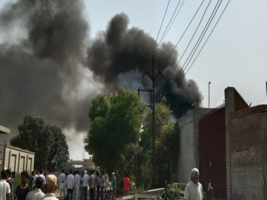 Hapur : रेगुलेटर फैक्ट्री में भीषण आग, लाखों का सामान जलकर हुआ राख