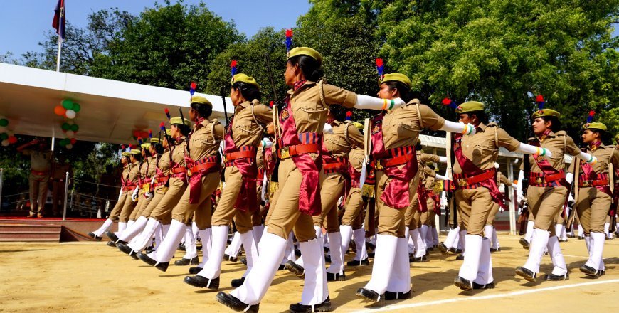 Sitapur : पासिंग आउट परेड की जोरदार तैयारी, पुलिस अधीक्षक ने जांची महिला रिक्रूट्स की रिहर्सल