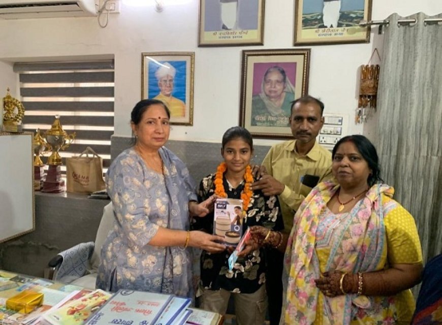 Hathras: यूपी बोर्ड परिणाम में कन्या इंटर कॉलेज की छात्राओं का शानदार प्रदर्शन। 