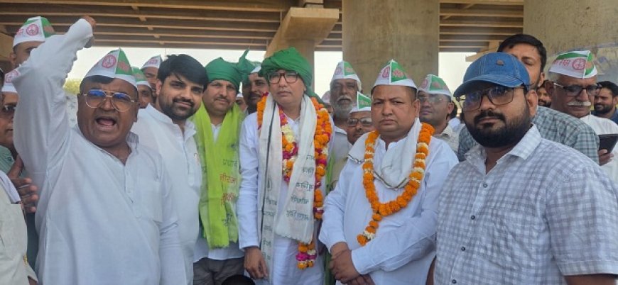 Hathras: चुनाव समय पर कराने की मांग। 