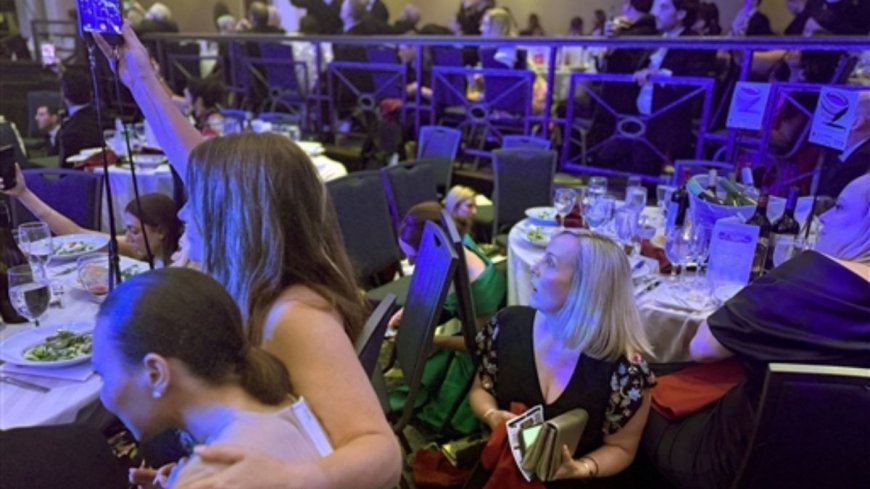 जब सुरक्षा घेरा तोड़कर घुसा हमलावर, पत्रकारों और दिग्गजों ने टेबल के नीचे छिपकर बचाई जान, सितारों से सजी शाम में सन्नाटा