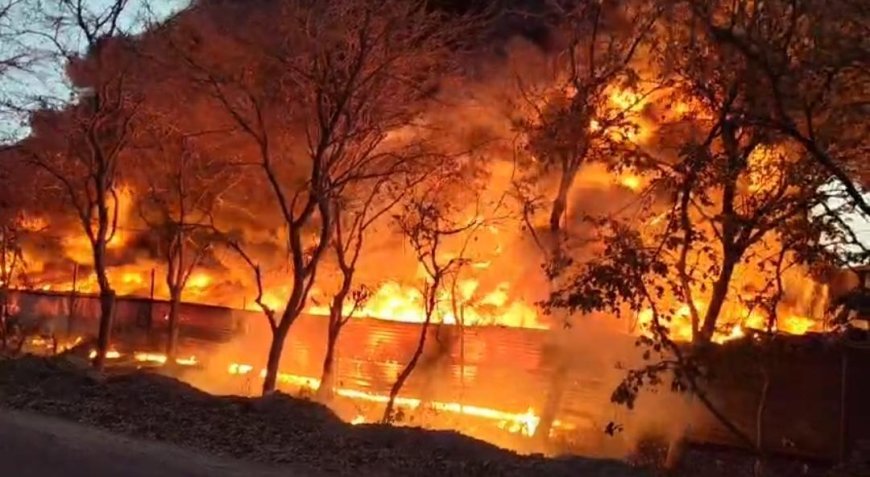 Sambhal : सम्भल में टायर फैक्ट्री में भीषण आग, दो घंटे तक धधकता रहा गोदाम - पांच दमकल गाड़ियों ने पाया काबू