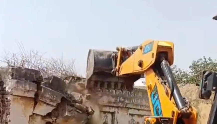 Sambhal : ASI संरक्षित कारवां सराय पर चला बुलडोजर: दो अवैध मकान जमींदोज, 150 कब्जों पर अगली बारी!