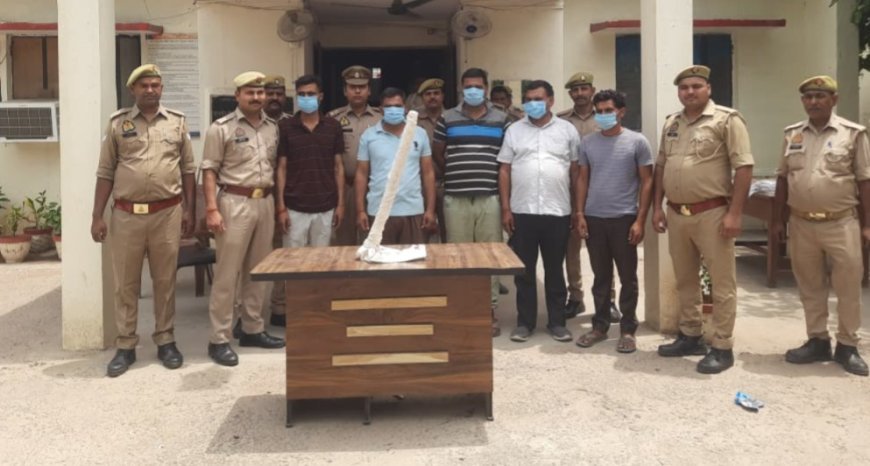 Hardoi : संडीला पुलिस ने मारपीट मामले में पांच आरोपियों को फावड़े सहित गिरफ्तार किया