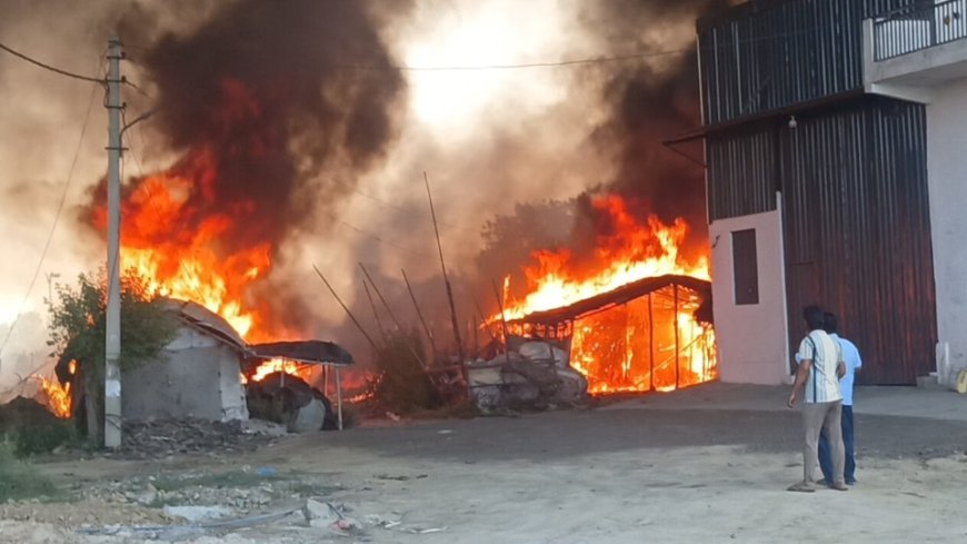 हापुड़ के पिलखुवा में भीषण अग्निकांड का तांडव, 70 से ज्यादा झुग्गियां और कई बड़े गोदाम जलकर हुए राख।