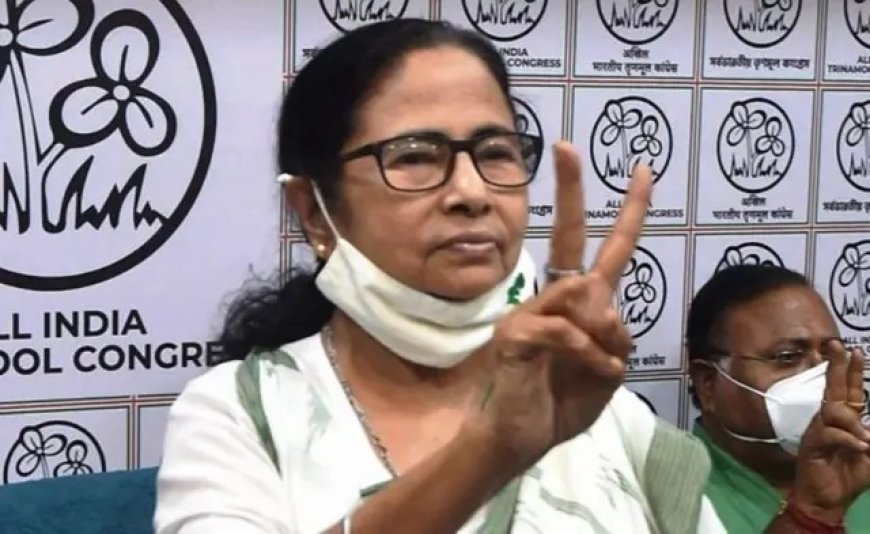 भवानीपुर का महासंग्राम- ममता बनर्जी ने खुद संभाला मोर्चा, पोलिंग बूथ के बाहर कुर्सी लगाकर बैठीं मुख्यमंत्री
