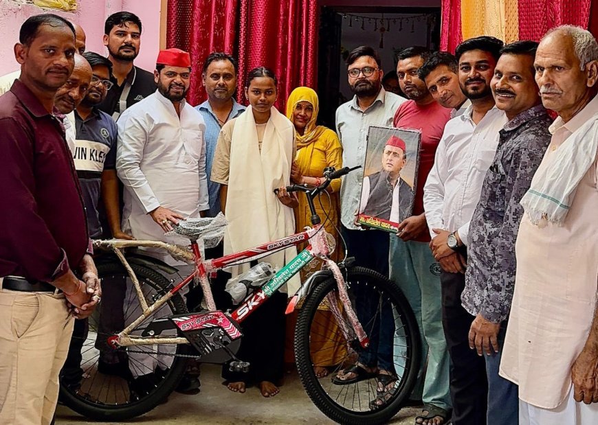 Bajpur : उत्तराखंड बोर्ड परीक्षा में शानदार प्रदर्शन करने वाली छात्रा कनिष्का को पूर्व मुख्यमंत्री अखिलेश यादव की ओर से साइकिल भेंट की गई।