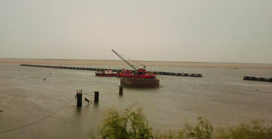 Ballia: बलिया में पीपा पुल टूटा,  आपदा  कंट्रोल रूम की तत्परता से फंसे लोगों को सुरक्षित निकाला गया। 