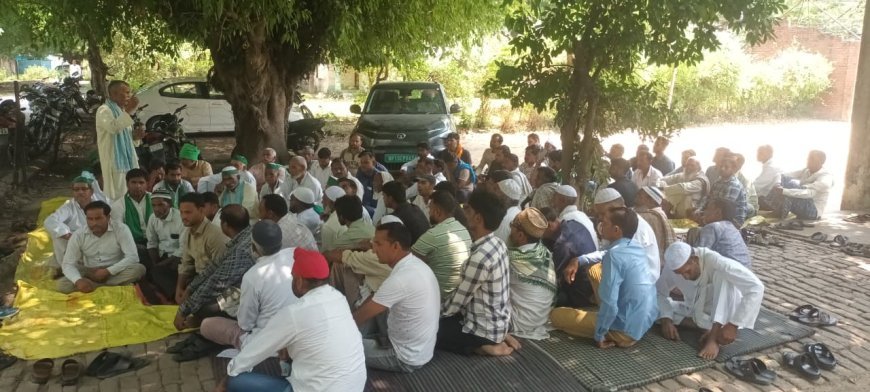 Sambhal: बिजली संकट पर फूटा किसानों का गुस्सा- भाकियू (असली) का धरना, समाधान न हुआ तो सड़क जाम की चेतावनी। 