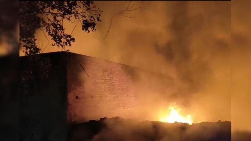 Deoband : देवबंद के मोहल्ला बेरियान में प्लास्टिक गोदाम में भीषण आग, स्थानीय लोगों ने पाया काबू