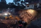 वाराणसी में बड़ा हादसा- निर्माणाधीन होटल के लिए खोदे गए गहरे गड्ढे ने ली पड़ोसी दीवार की बलि, मलबे में दबे तीन श्रमिक