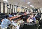 Sitapur: गेहूं खरीद में ढिलाई पर डीएम सख्त: लक्ष्य से पीछे एजेंसियों पर नाराजगी, 48 घंटे में भुगतान के निर्देश।