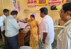 Sitapur: लापरवाही पर डीएम का कड़ा एक्शन: 4 महीने से बंद रजिस्टर, एएनएम पर गिरी गाज।