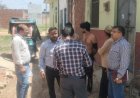 Deoband: विजिलेंस टीम की कार्रवाई, सीढ़ी लगाकर पकड़ी बिजली चोरी। 