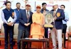 Lucknow : सीएम का खिलाड़ियों को मंत्र- जैसे बैडमिंटन में शटल कॉक को गिरने नहीं देते, वैसे ही सपनों को टूटने न देना