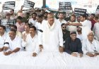 Kanpur : परेड बाजार को खाली करने के नोटिस के खिलाफ व्यापारियों का काली पट्टी बांधकर प्रदर्शन