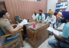 Bajpur: भूमि विवाद को लेकर किसान ने कोतवाल को सौंपा शिकायती पत्र, पैमाइश कराने की उठाई मांग।