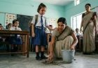 संवेदनहीनता की हद: मासूम छात्रा ने की उल्टी तो मां से साफ करवाया फर्श, बच्ची को घंटों धूप में खड़ा रखा।
