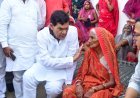 Lucknow : भदोही में आंधी-तूफान प्रभावितों से मिले प्रभारी मंत्री ए.के. शर्मा, पीड़ितों को बांटे राहत सहायता के चेक, अम्मा के आंसू पोछे