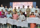 Hathras : बढ़े मानदेय से अनुदेशकों में उत्साह, आंगनबाड़ी कार्यकर्ताओं को मिले स्मार्टफोन