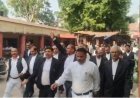 Ballia : लखनऊ में वकीलों पर लाठीचार्ज और चैंबर तोड़े जाने के खिलाफ बलिया के अधिवक्ताओं ने किया प्रदर्शन, प्रशासन को सौंपा ज्ञापन