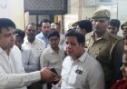 Hathras : जिलाधिकारी अतुल वत्स ने जिला अस्पताल का किया औचक निरीक्षण, मरीजों को बाहर की दवा लिखने पर जताई नाराजगी