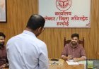 Hardoi: जनसुनवाई में पहुंचे फरियादी, डीएम अनुनय झा ने अधिकारियों को दिए त्वरित निस्तारण के निर्देश। 