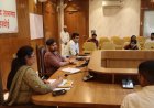 Hardoi : जिलाधिकारी की अध्यक्षता में डिस्ट्रिक्ट मिनरल फाउंडेशन की बैठक, विकास कार्यों को समय पर पूरा करने के निर्देश