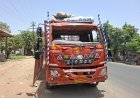 Hathras : आगरा-अलीगढ़ नेशनल हाईवे पर कैंटर चालक को आई झपकी, खंभे से टकराई गाड़ी, चालक घायल और रास्ता हुआ जाम