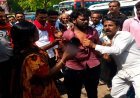 ललितपुर बस स्टैंड पर पारिवारिक कलह का हाई-वोल्टेज ड्रामा: प्रेमी संग भागने की फिराक में थी बहू, सास ने रंगे हाथों दबोच, बरसाईं चप्पलें।