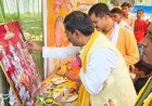 Hardoi: जेठ के चौथे बड़े मंगलवार पर उमड़ा आस्था का सैलाब, विशाल भंडारे में शामिल हुए पूर्व राज्यमंत्री सुनील अर्कवंशी। 