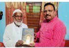 Sitapur : खैराबाद दर्पण किताब में समाहित है पूरे कस्बे का इतिहास, लियाक़त अली एमए ने काजिम हुसैन को भेंट की पुस्तक