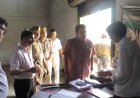 Sitapur : जिलाधिकारी ने खाद की दुकानों का अचानक किया निरीक्षण, काम में ढिलाई बरतने वाले डीलर की तनख्वाह रोकी और अधिकारी को दी चेतावनी