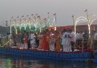 Prayagraj : सीएम योगी ने संगम में फ्लोटिंग जेटी पर गंगा आरती का किया शुभारंभ, प्रयागराज मेला प्राधिकरण की वेबसाइट का लोकार्पण