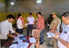 Sitapur : खाद की दुकानों पर जिलाधिकारी का अचानक छापा, गड़बड़ी और ढिलाई मिलने पर वेतन रोकने और सख्त कार्रवाई के आदेश
